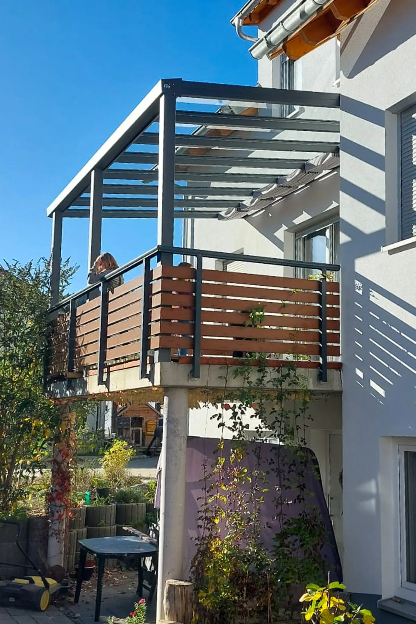 Balkonüberdachung aus Aluminium mit seitlichem Sichtschutz