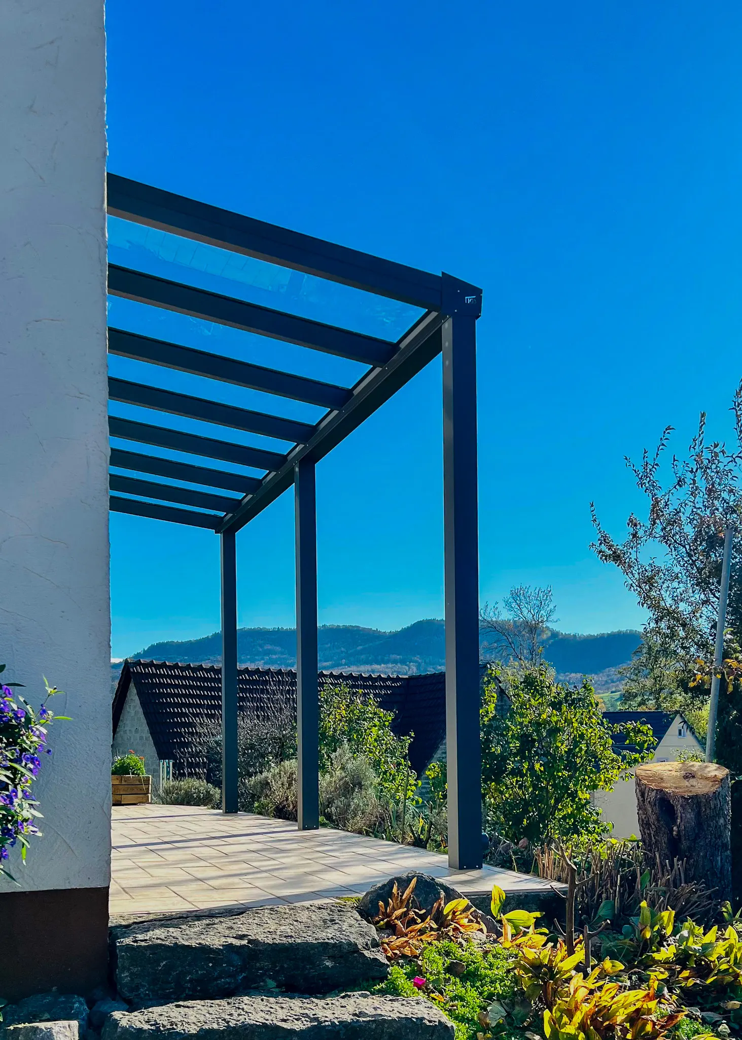Terrassenüberdachung mit Bergblick und Glasdach