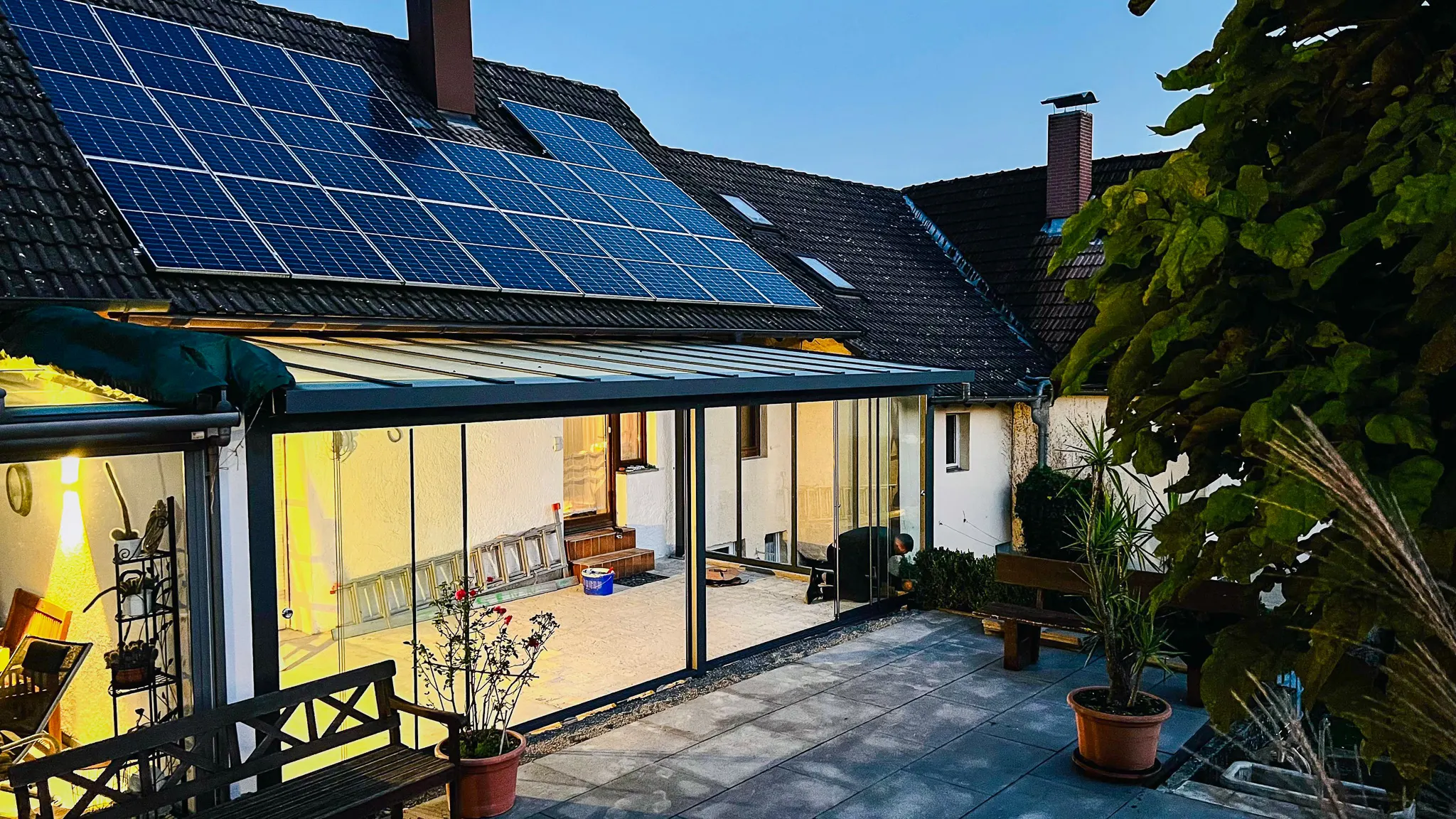 Terrassenüberdachung mit Photovoltaik und Schiebeelementen