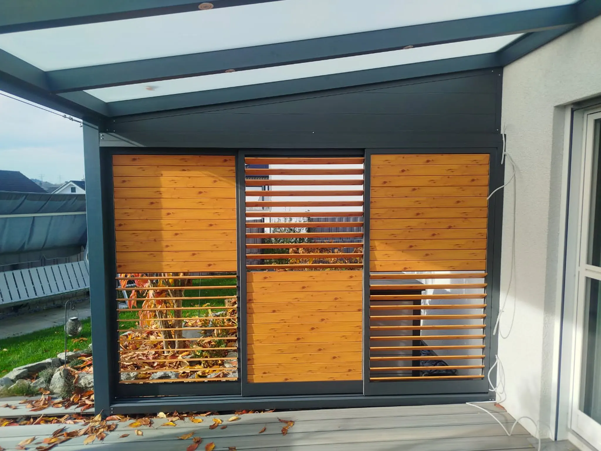 Seiten­teil aus Aluminium und Holz als Sichtschutz