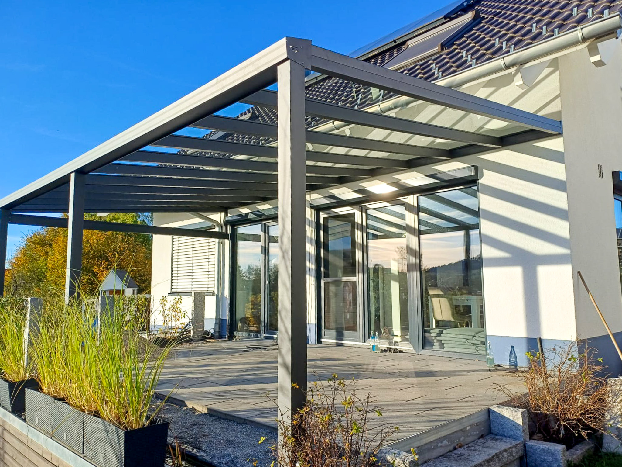 KD Alpha Terrassenüberdachung mit VSG-Glasdach an Einfamilienhaus in Heilbronn